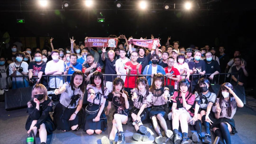 月薪不过万的北京打工人,周末偷偷做「偶像」赚钱