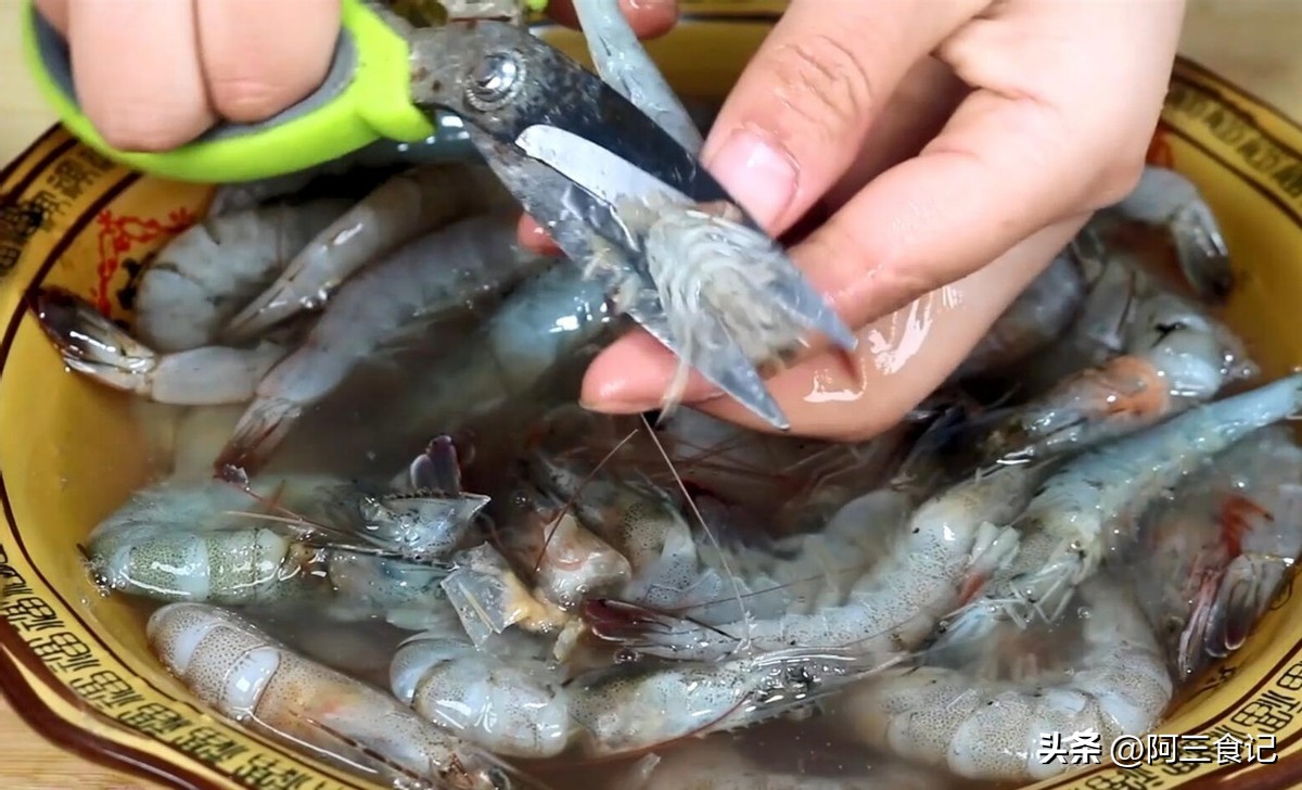 大虾新吃法比油焖清蒸好吃10倍,大虾的家常做法清蒸蒜蓉不辣