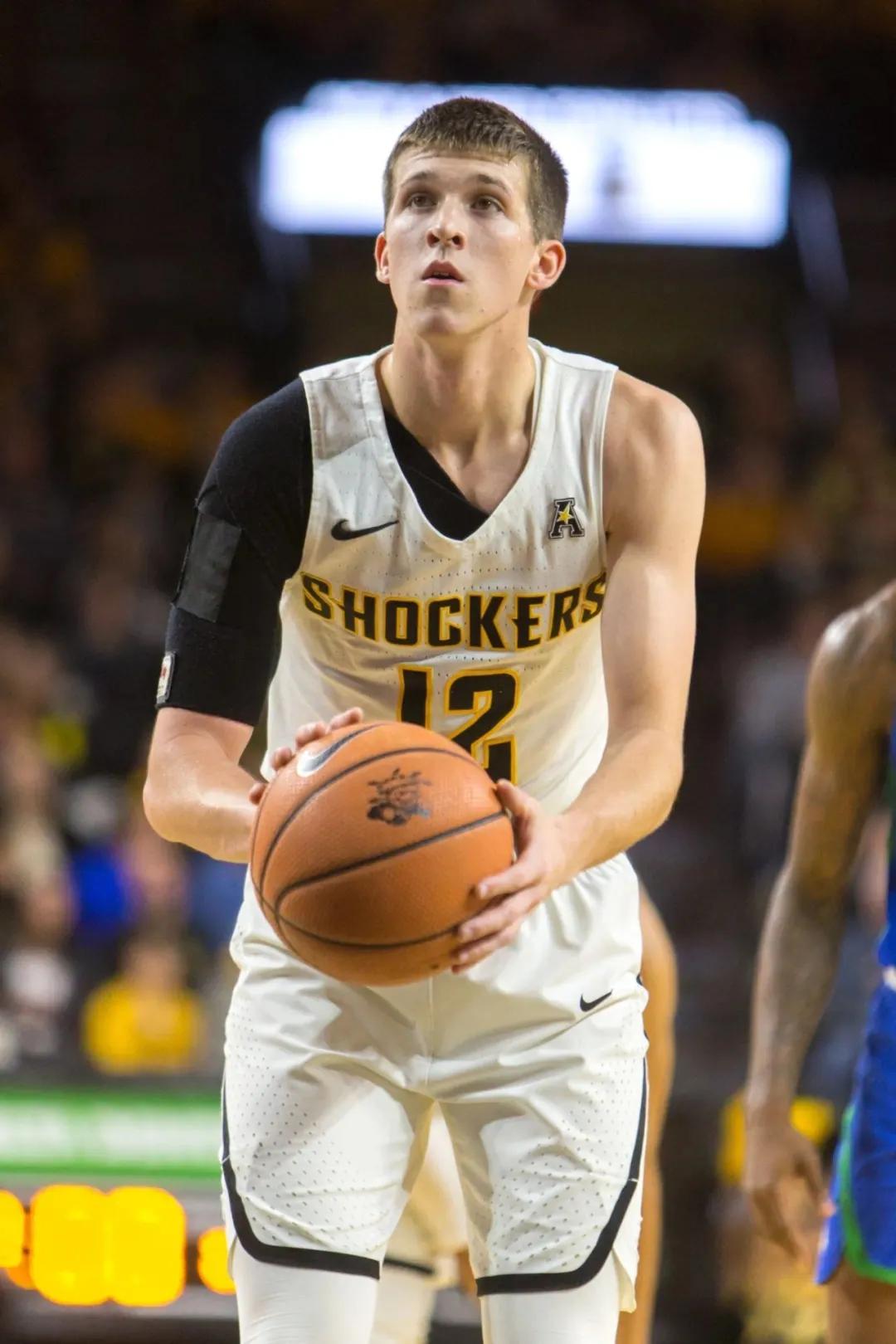 译文-里夫斯说：“要努力，要清醒，要忠于自己。”