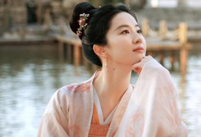 古人衣摆很长，经常拖在地上，他们不怕把衣服弄脏吗？答案很简单