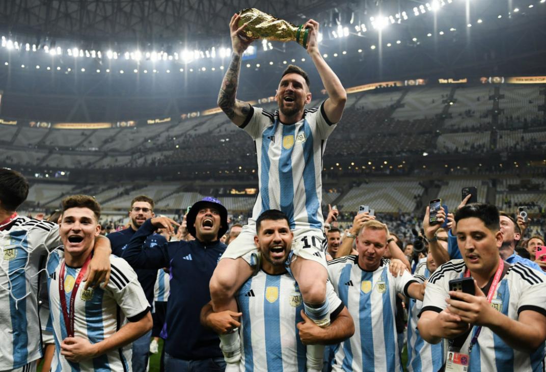 2023梅西夺冠阿根廷激动现场,2022梅西夺冠巴萨什么反应