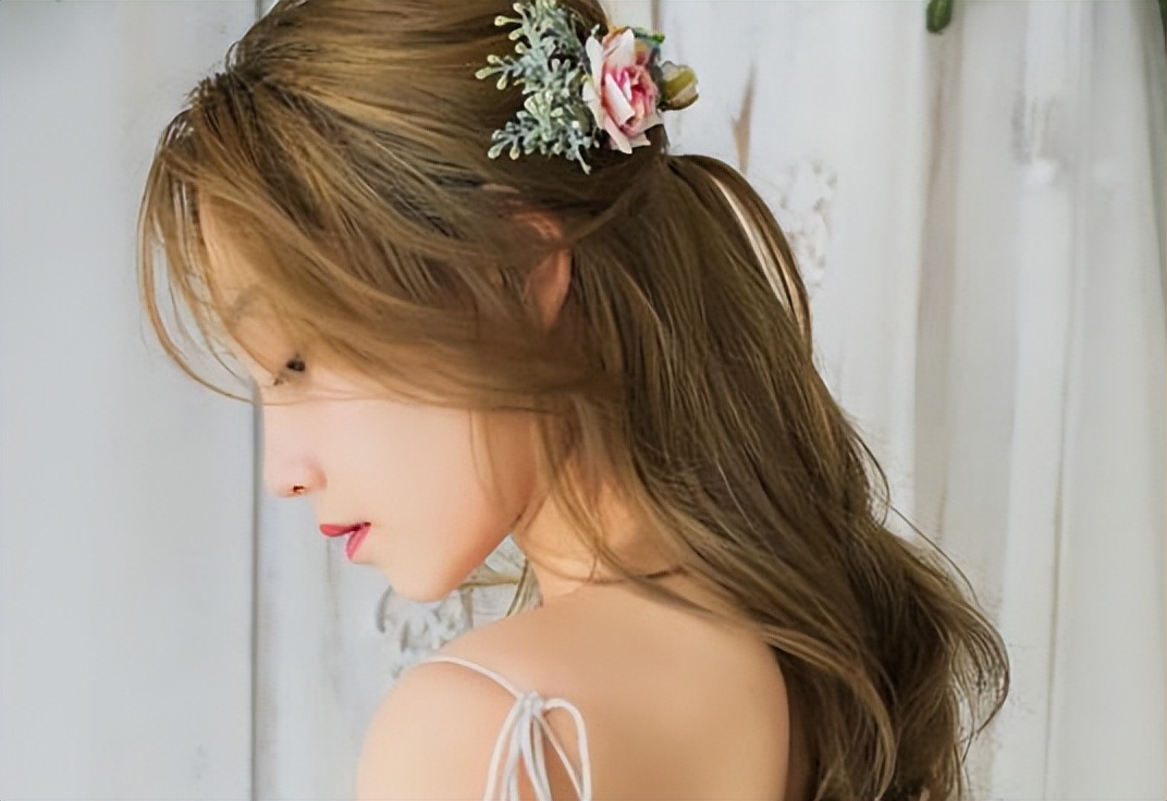 女孩老是抠腿是怎么回事,女孩子经常叉着腿坏处是什么