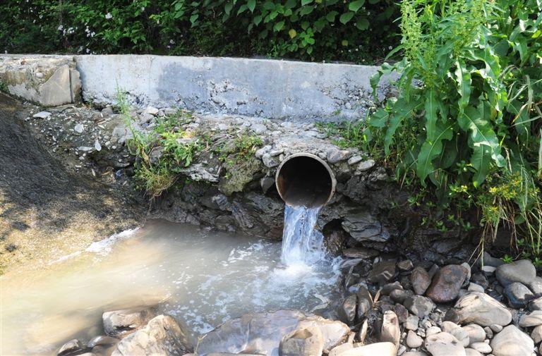 老人脸上出现疤痕发痒怎么回事,老人脸上长黑结痂痒怎么治