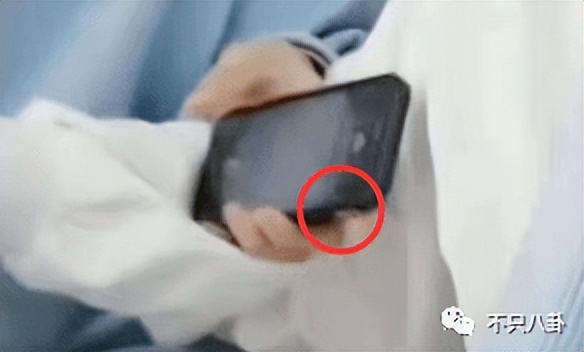 喜欢美女都不行？一张手机屏保引发的争吵......