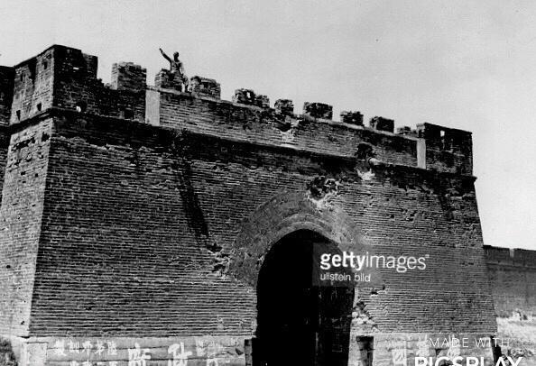 30个老照片记录女子与洋人*片鸦**烟枪下的白日梦