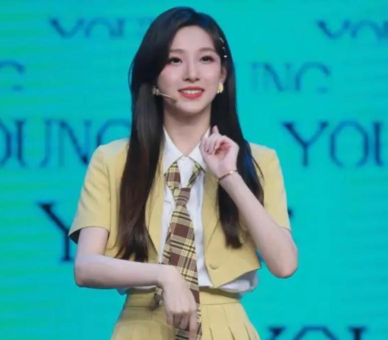 新的“央视一姐”接班人，力压董卿李红，网友评价：美若“天仙”