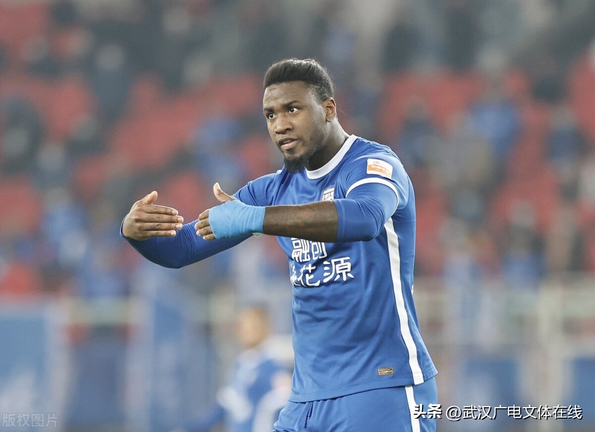 主力中卫全伤“硬扛”卫冕冠军终极4轮较量武汉三镇争冠占优