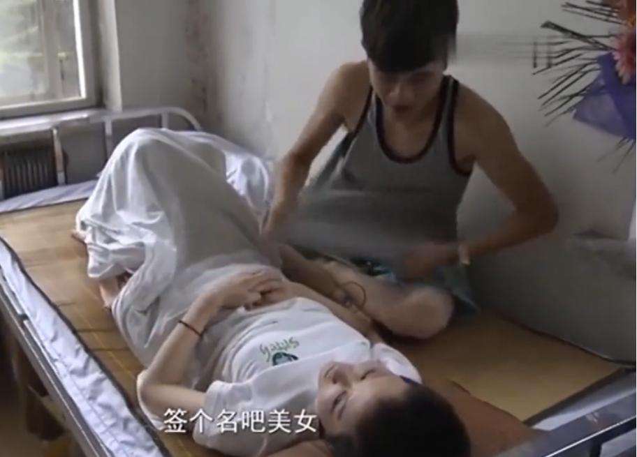 美女重伤成植物人，男友一家一起照料，美女醒来后让小伙左右为难