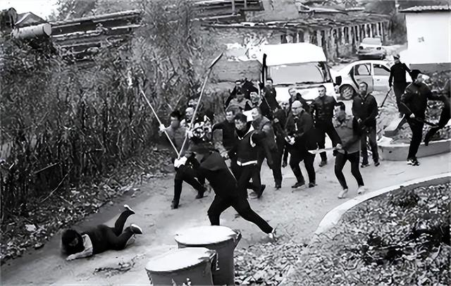 他是重庆直辖市首任市委书记，查办了“东北乔四”，现84岁仍康健