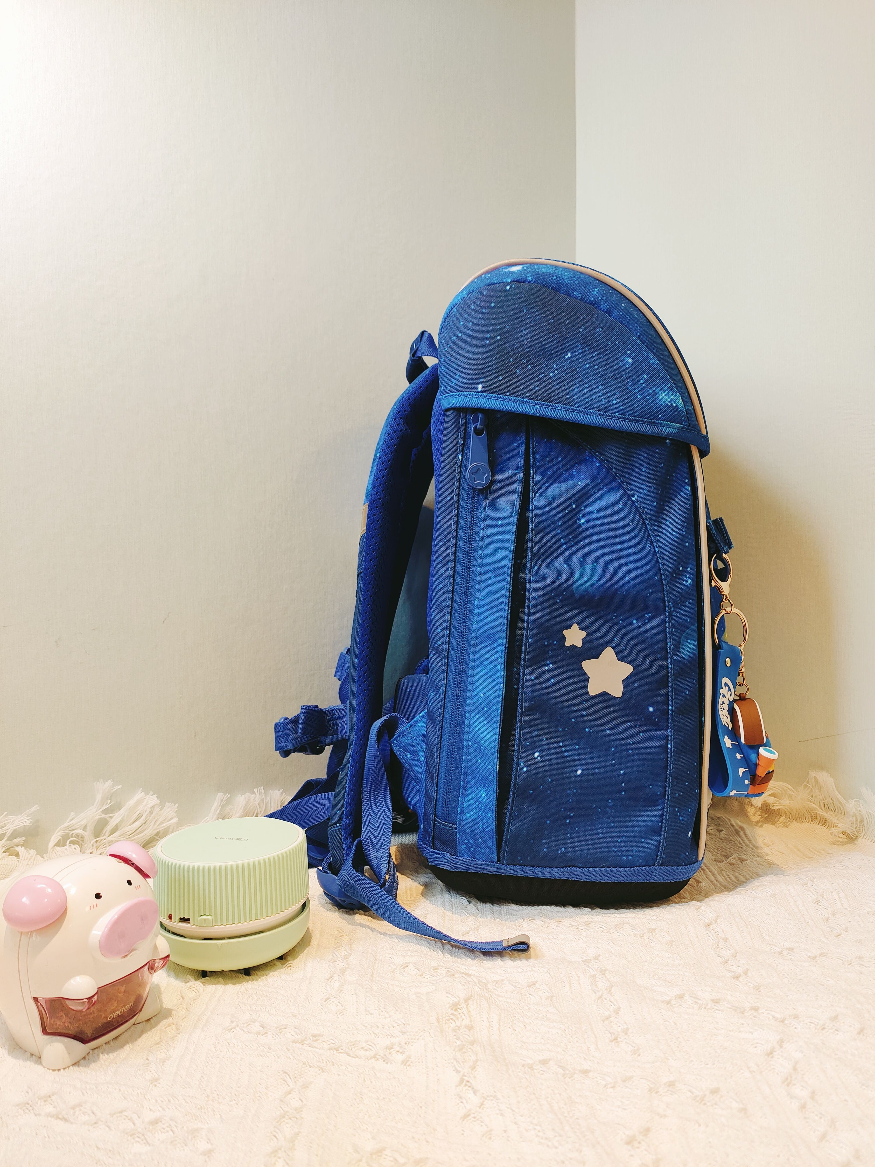 既轻便又实用的小学生书包,学生单肩书包推荐简单