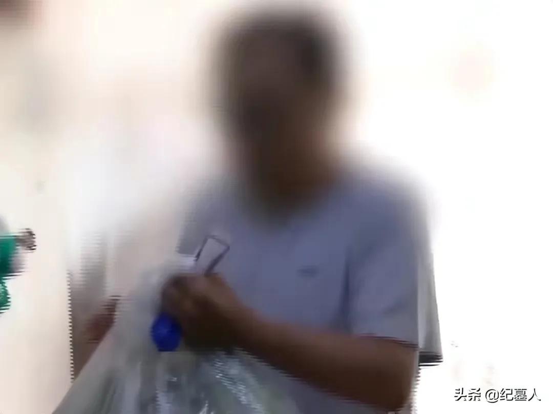 一男子捡到一只乌龟带回家养,男子在野外捡到乌龟越长越不好