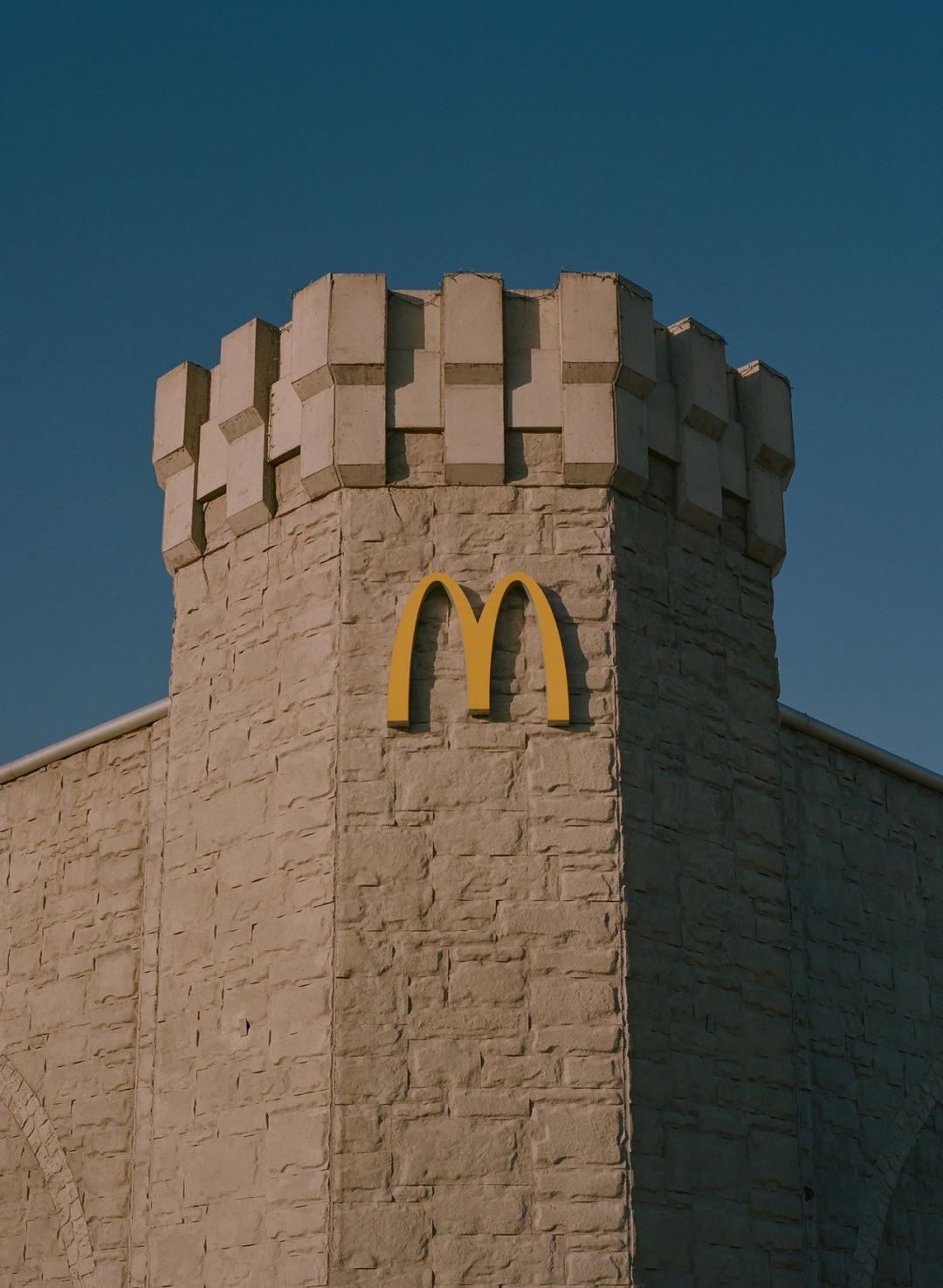 麦当劳里面的制服,麦当劳制服一样吗