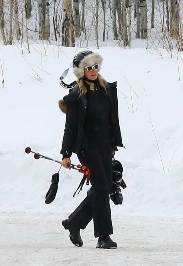 滑雪入门怎么选滑雪服,滑雪穿连体的还是分体的滑雪服好