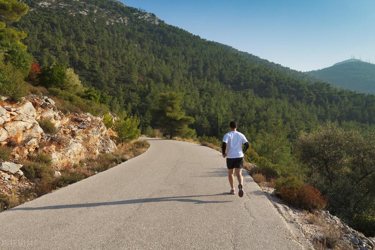 翻越障碍物极限挑战,攀登高山极限挑战