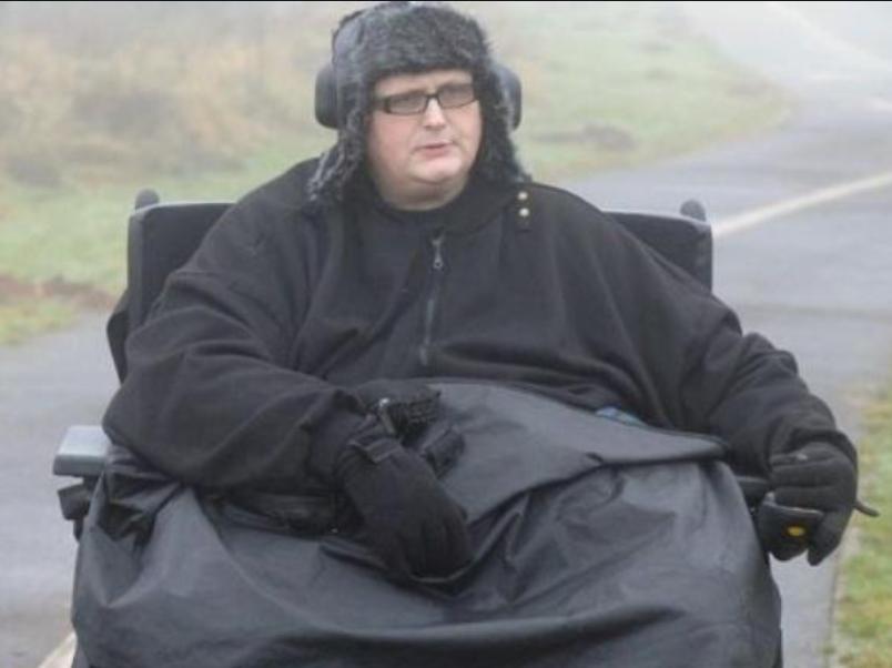 英国男子身高185体重只有120斤,英国男人体重600斤