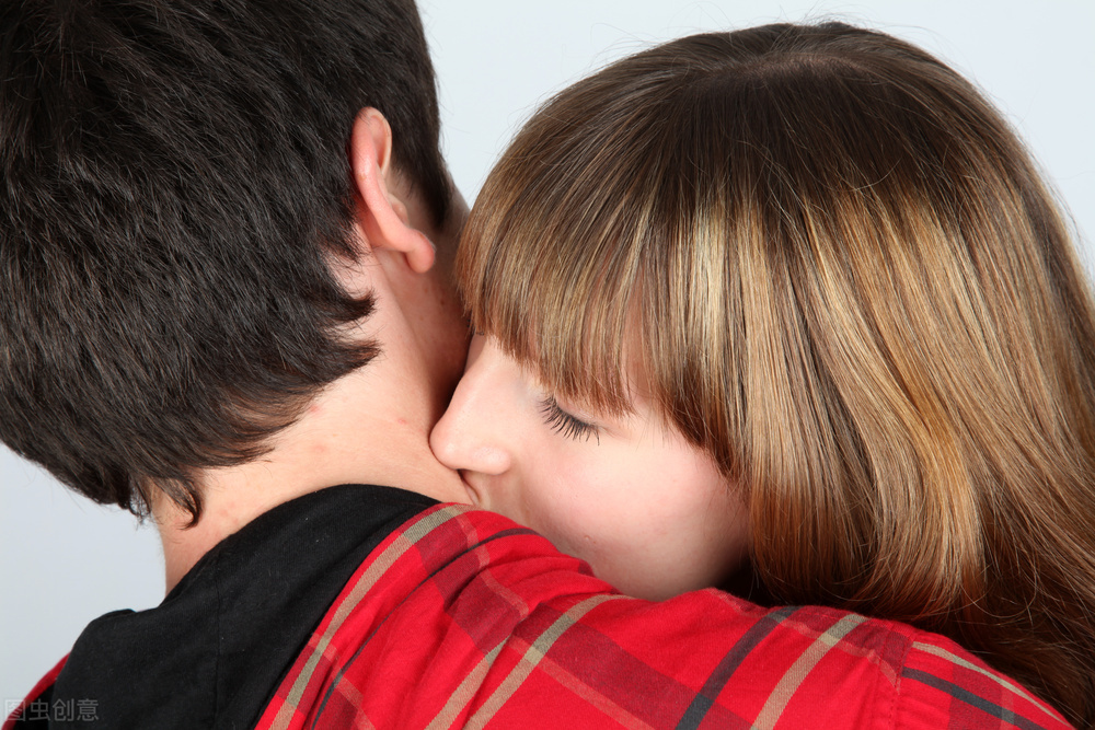 怎么区分颈部的吻痕,脖子上的唇痕和掐痕有什么区别