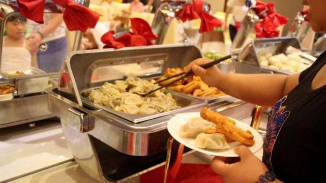 自助餐一吃就饱员工说出套路,自助餐一吃就饱员工说出其中套路