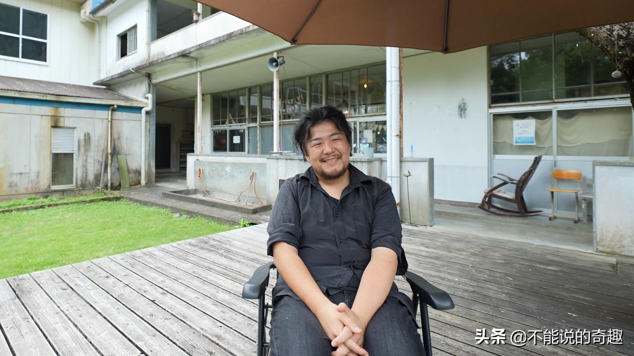 他住在日本深山一间废弃了的学校里7年，活成了许多人追求的样子