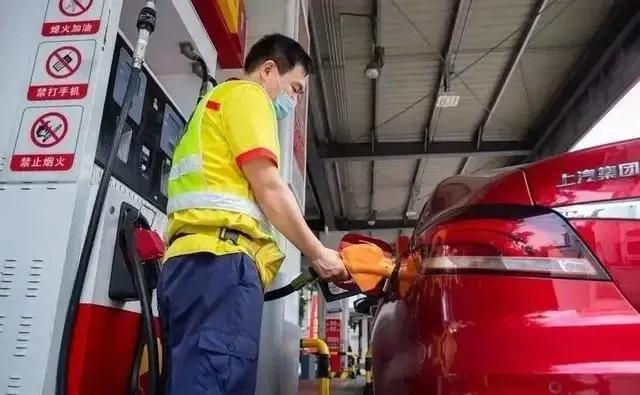 为什么私人加油站油便宜又耐烧呢,加油站加油免费洗车有猫腻吗