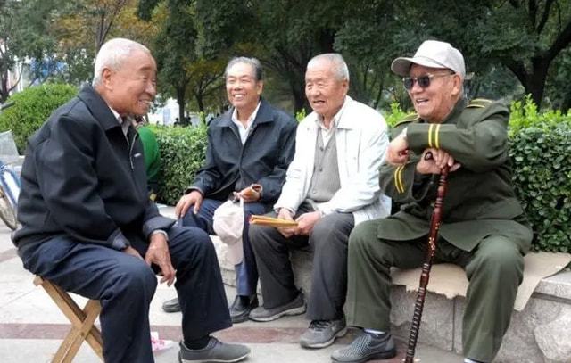 老人捡到一把椅子结果是古董,老人捡到了一把破椅子