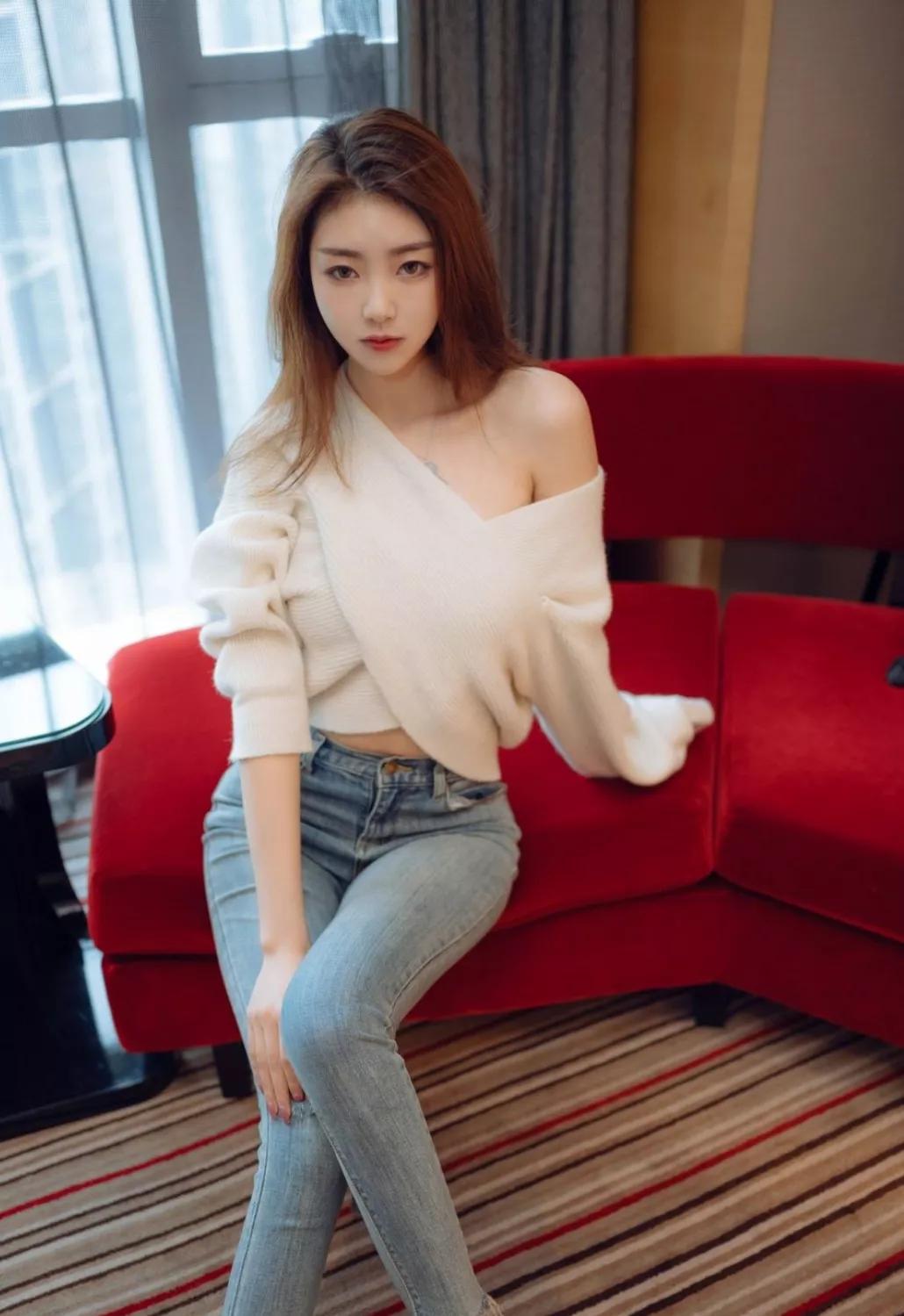 浅色漏洞牛仔裤搭配宽松白色上衣,浅色显身材牛仔裤搭配