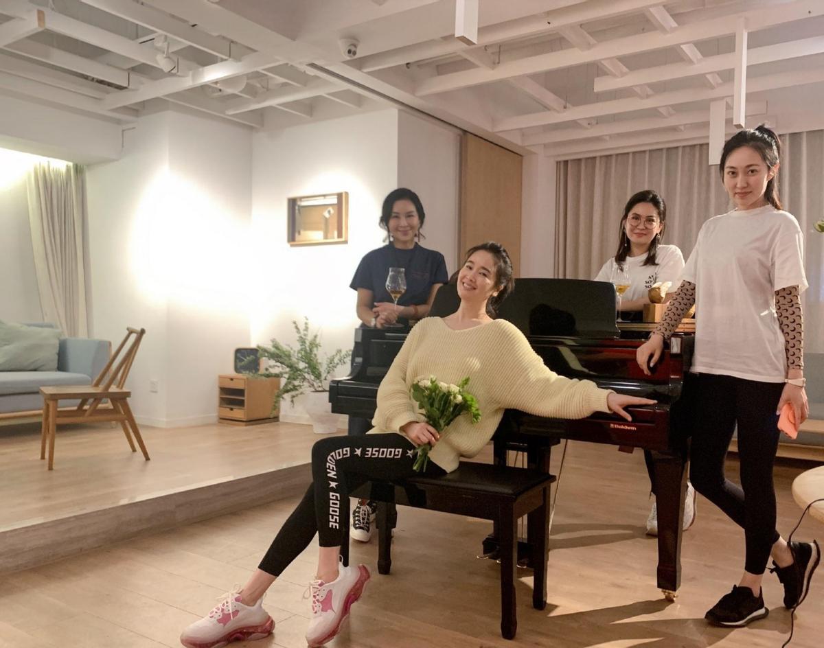 氧气美女左小青笑容明媚气质柔美,左小青知性氧气美女穿搭