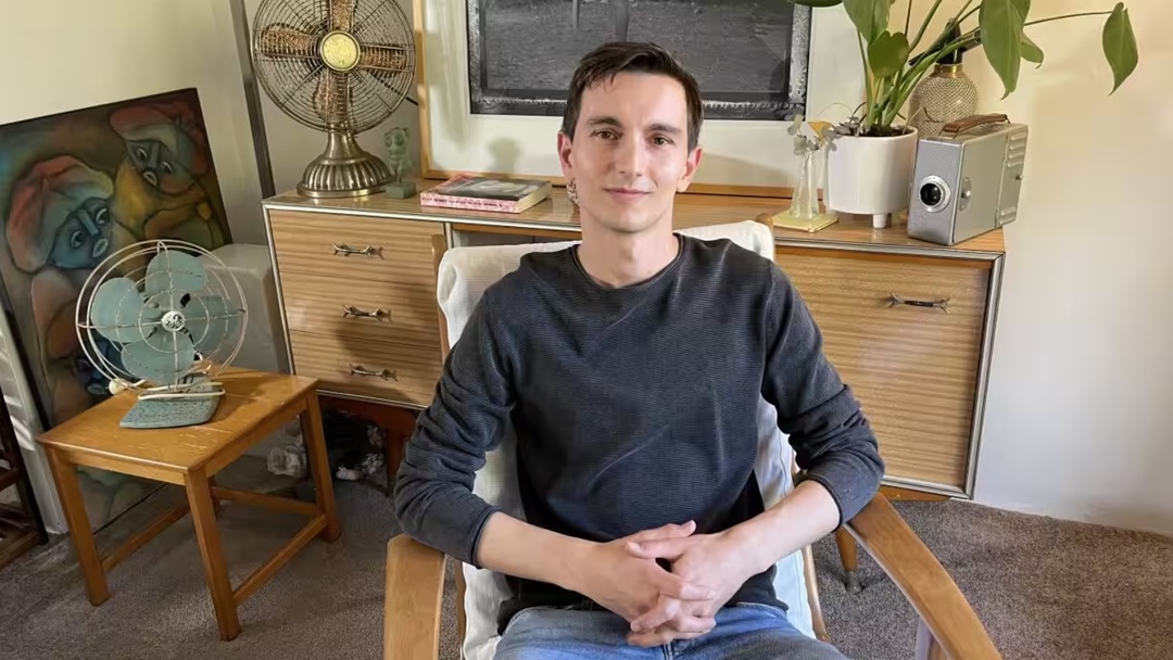 小哥为省钱在悉尼捡垃圾，年赚2万澳币，名包手机电脑随地捡？