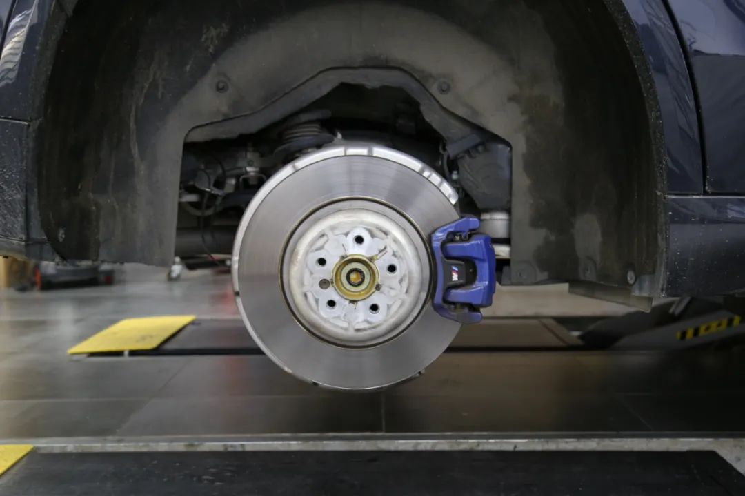 宝马x5拆刹车盘视频,宝马x5红色卡钳和蓝色卡钳的区别