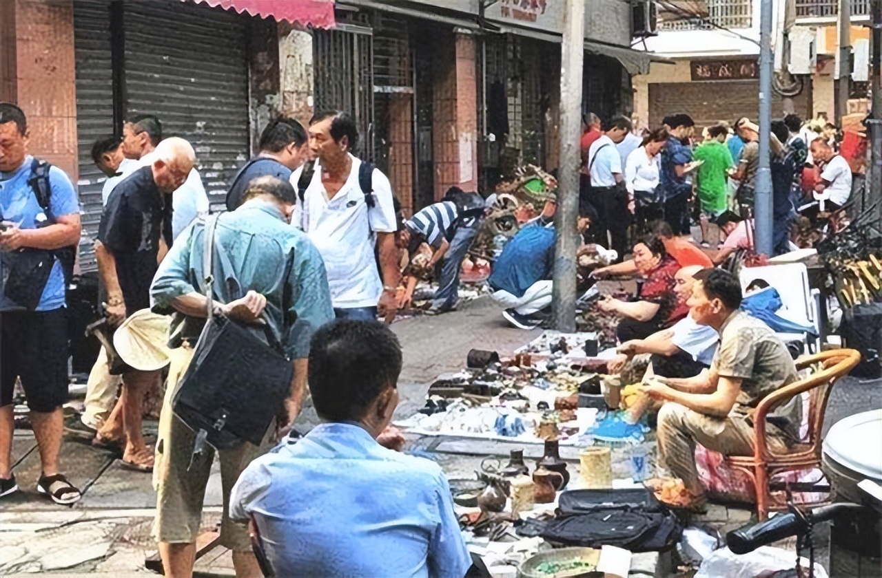 男子地摊卖破书竟卖2600万 (男子地摊卖书最后拍出天价)