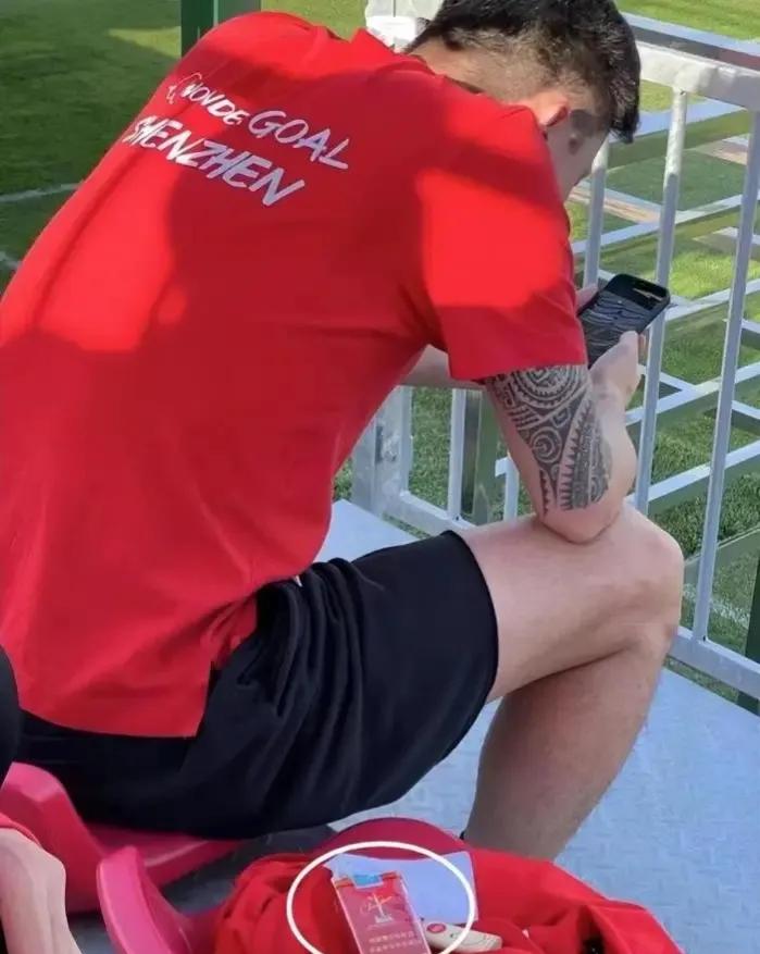 训练场玩手机、带软中华?郜林回怼!韩媒:这就是中国足球的现实