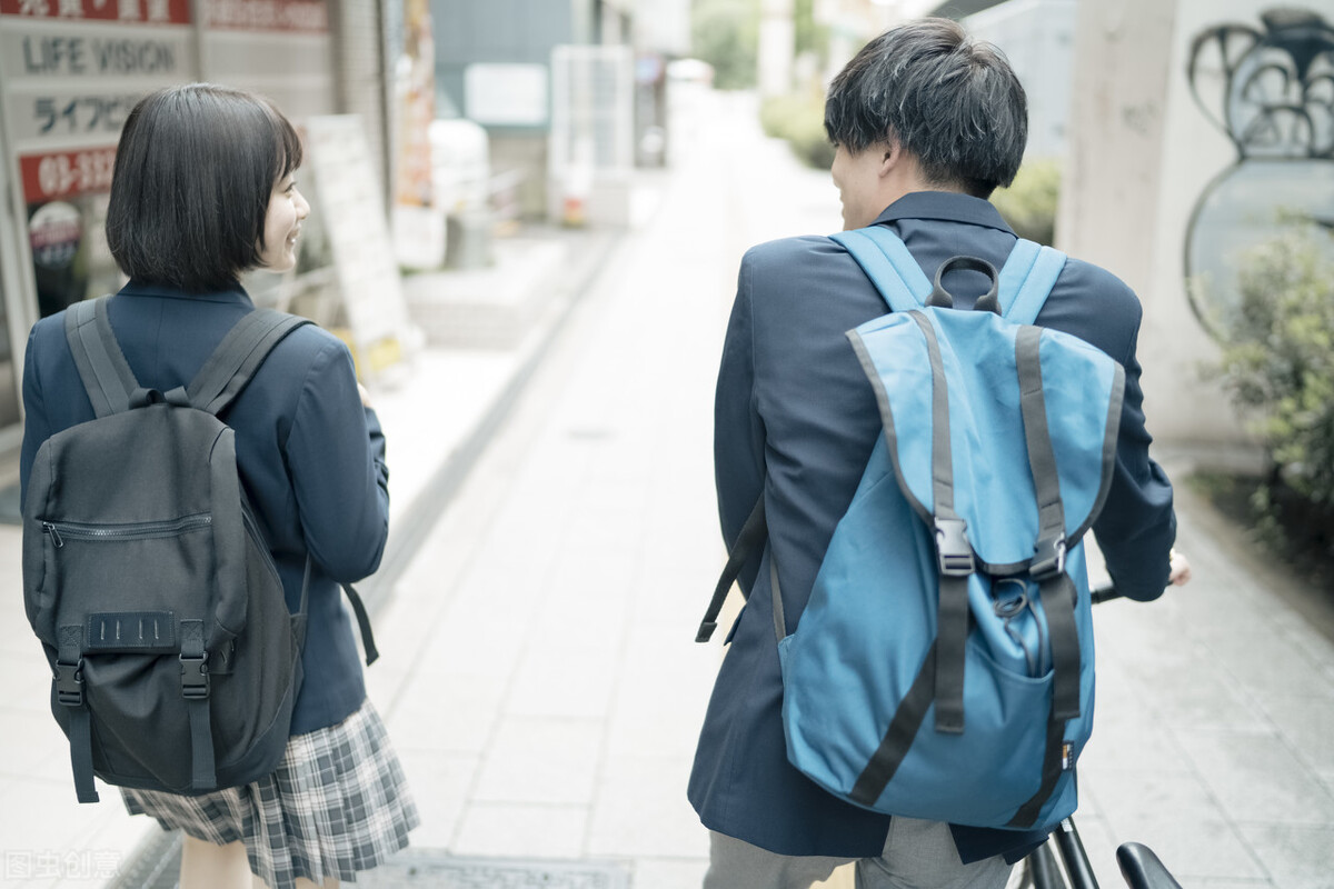 像矿泉水一样硬,像矿泉水一样包装的洋酒