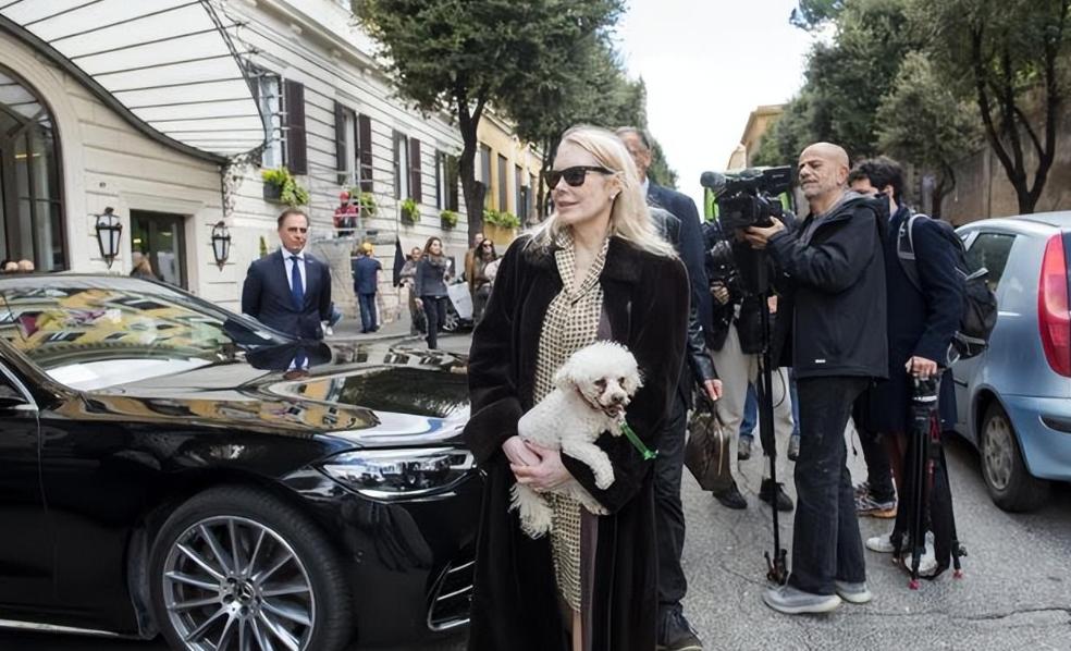 美女富豪嫁给农村小伙,美女富豪嫁给穷小伙