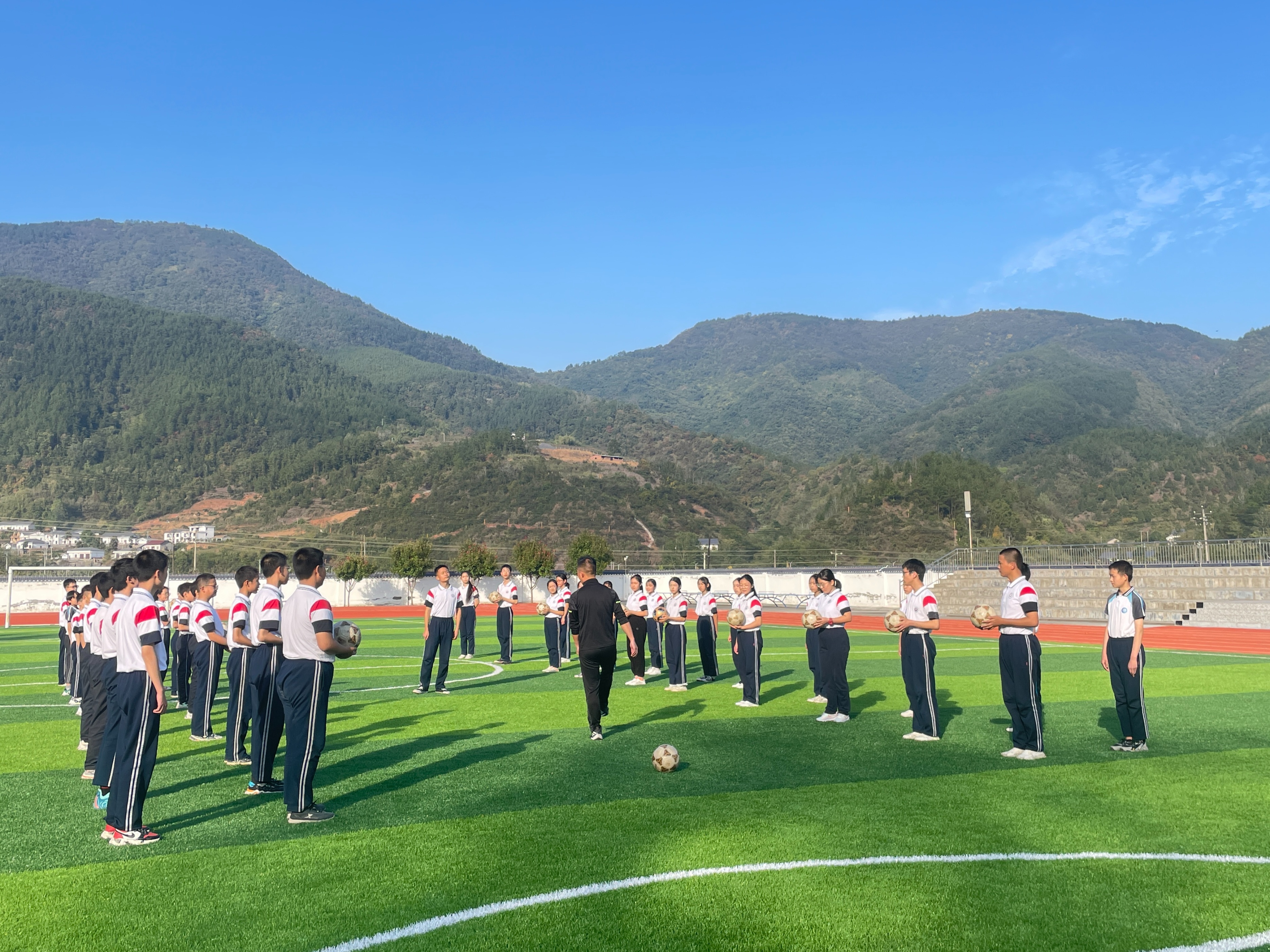 竹山县秦古中学表演操,中学足球青训训练课