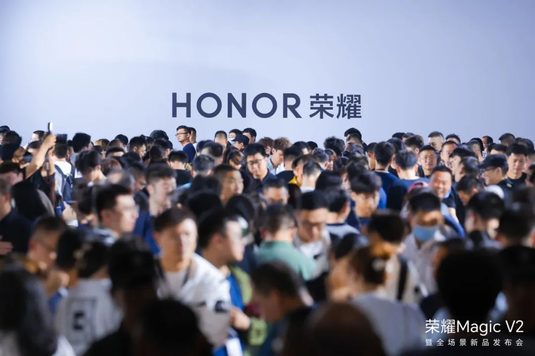 给苹果一个建议：买一部荣耀MagicV2体验