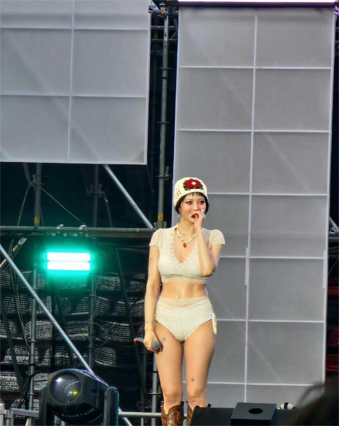 泫雅泰国泼水节舞台上的野马,泫雅在泰国泼水节