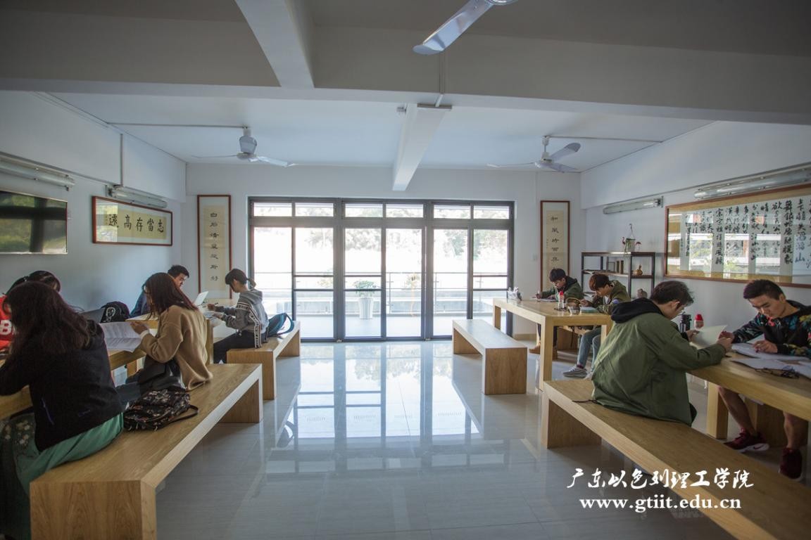 又是“别人家的大学”!“两房一厅”宿舍,“花园楼阁”餐厅!