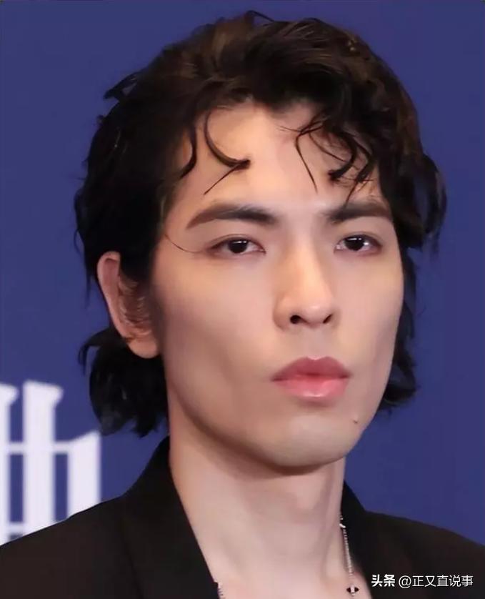 胡杏儿近期红毯对比图 (无滤镜下胡杏儿呈现真实颜值)