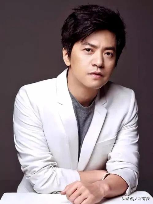 日常中如何树立增强自信心？有效方法之三：目光炯炯正视对方眼睛