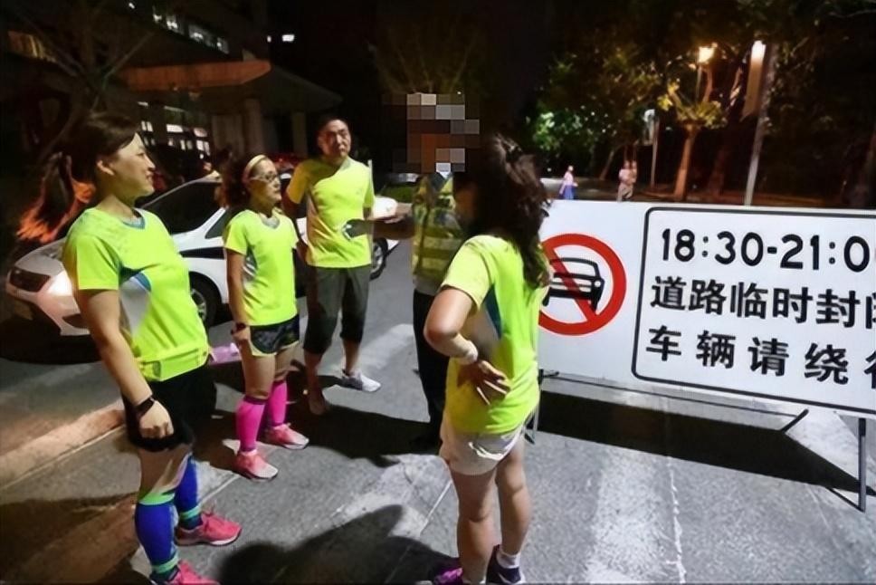 暴走团踢翻护栏,暴走团破坏路障