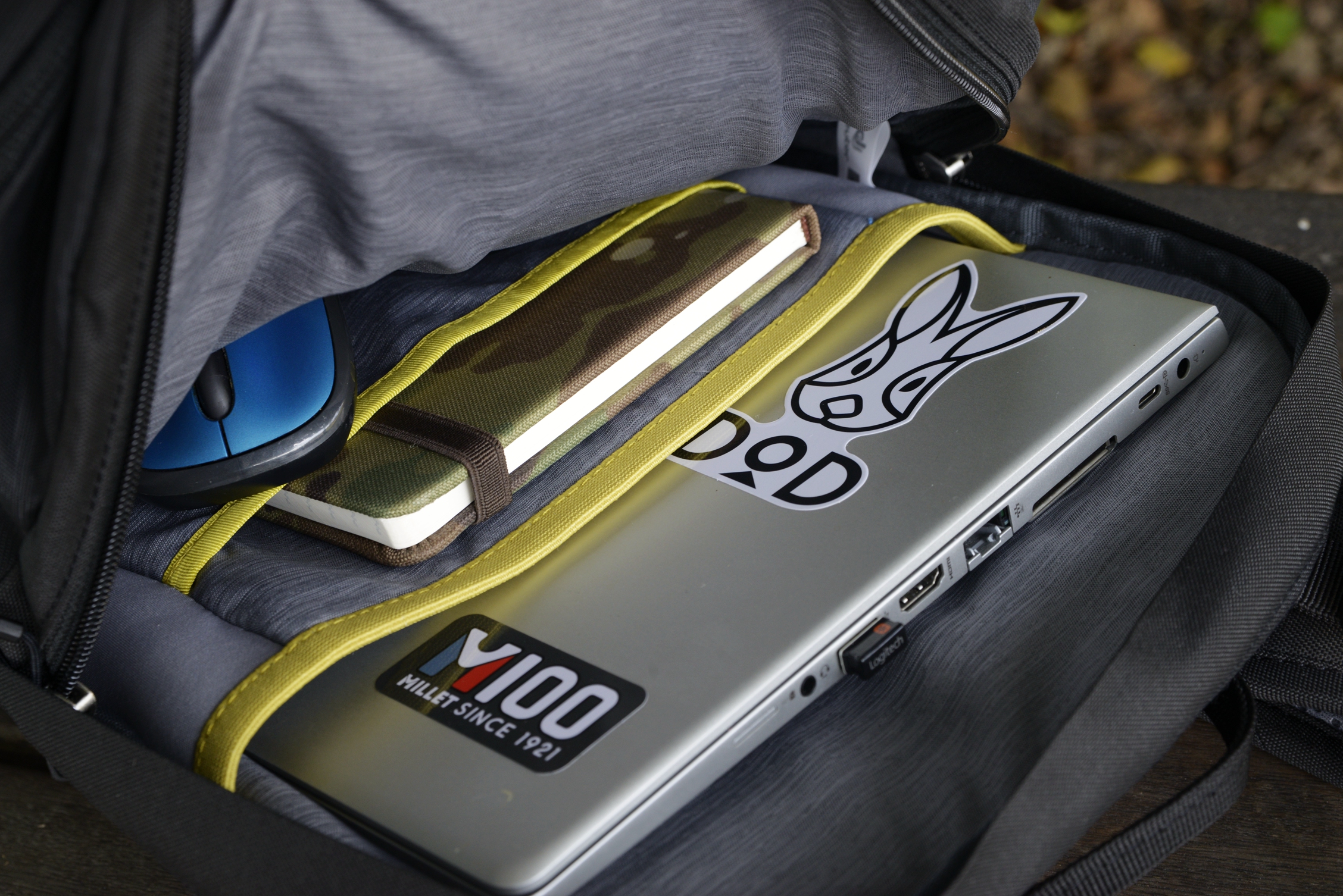 商务风格双肩电脑包,高端商务电脑背包