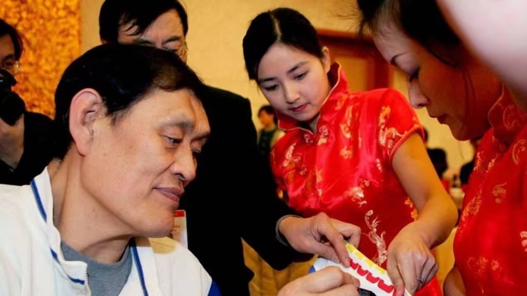 穆铁柱身高比姚明高吗,巨人穆铁柱打篮球