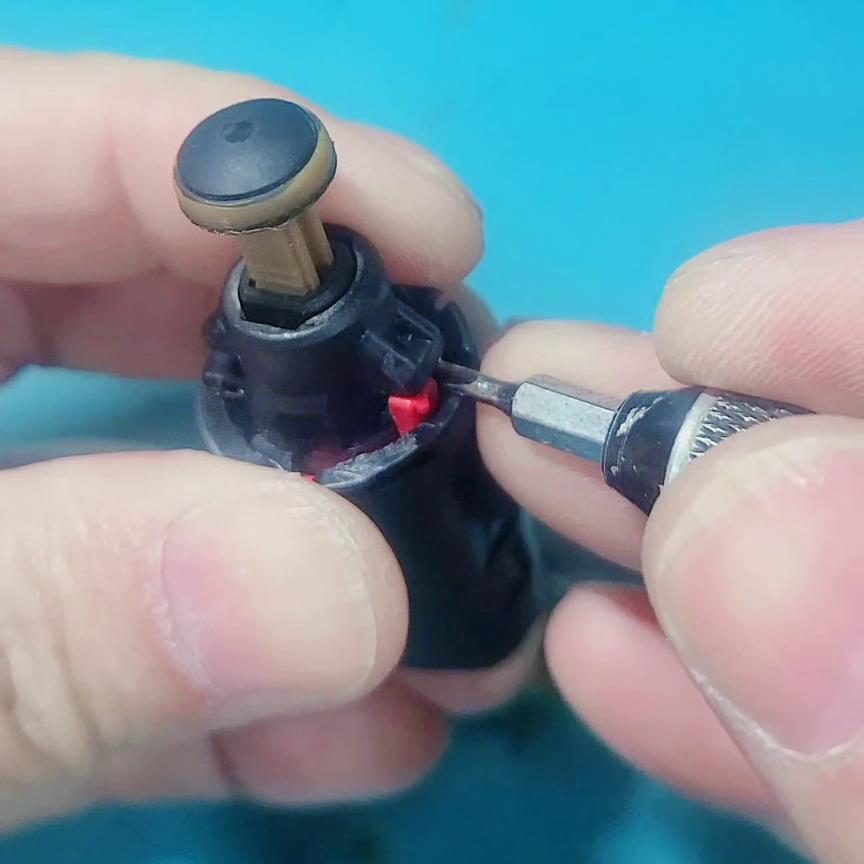 自己动手修标致308刹车开关,标致308更换后刹车片怎么复位