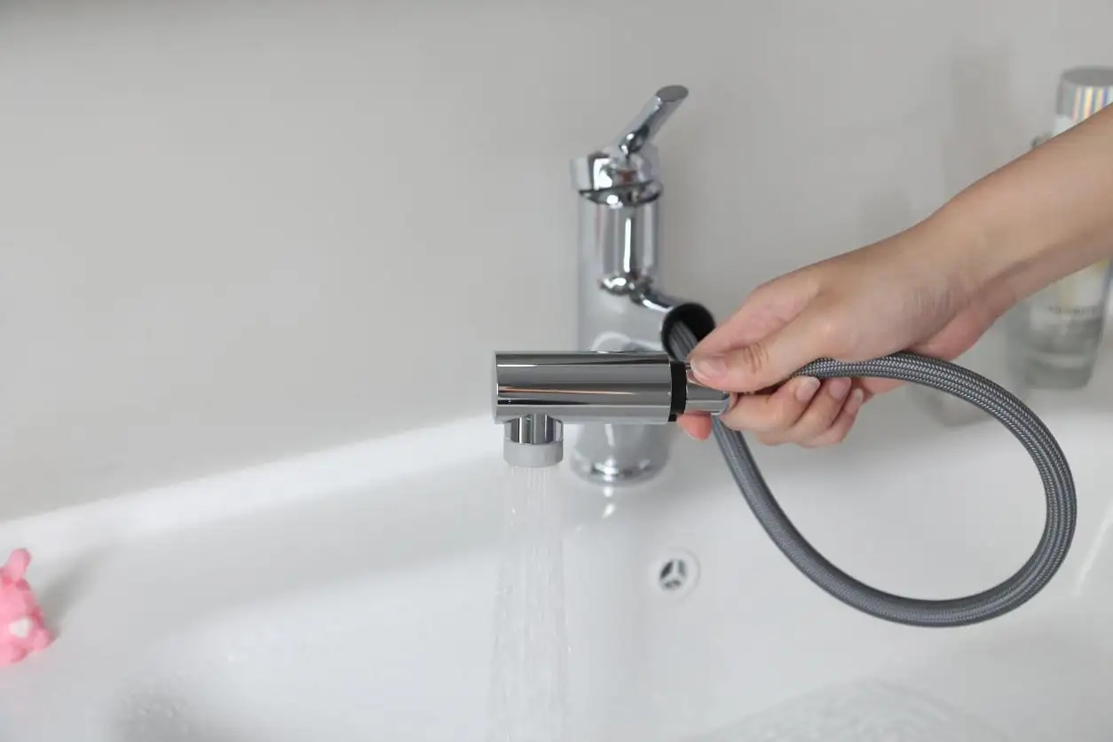 卫生间冷热水龙头漏水怎么修视频,淋浴水龙头漏水维修方法视频教程