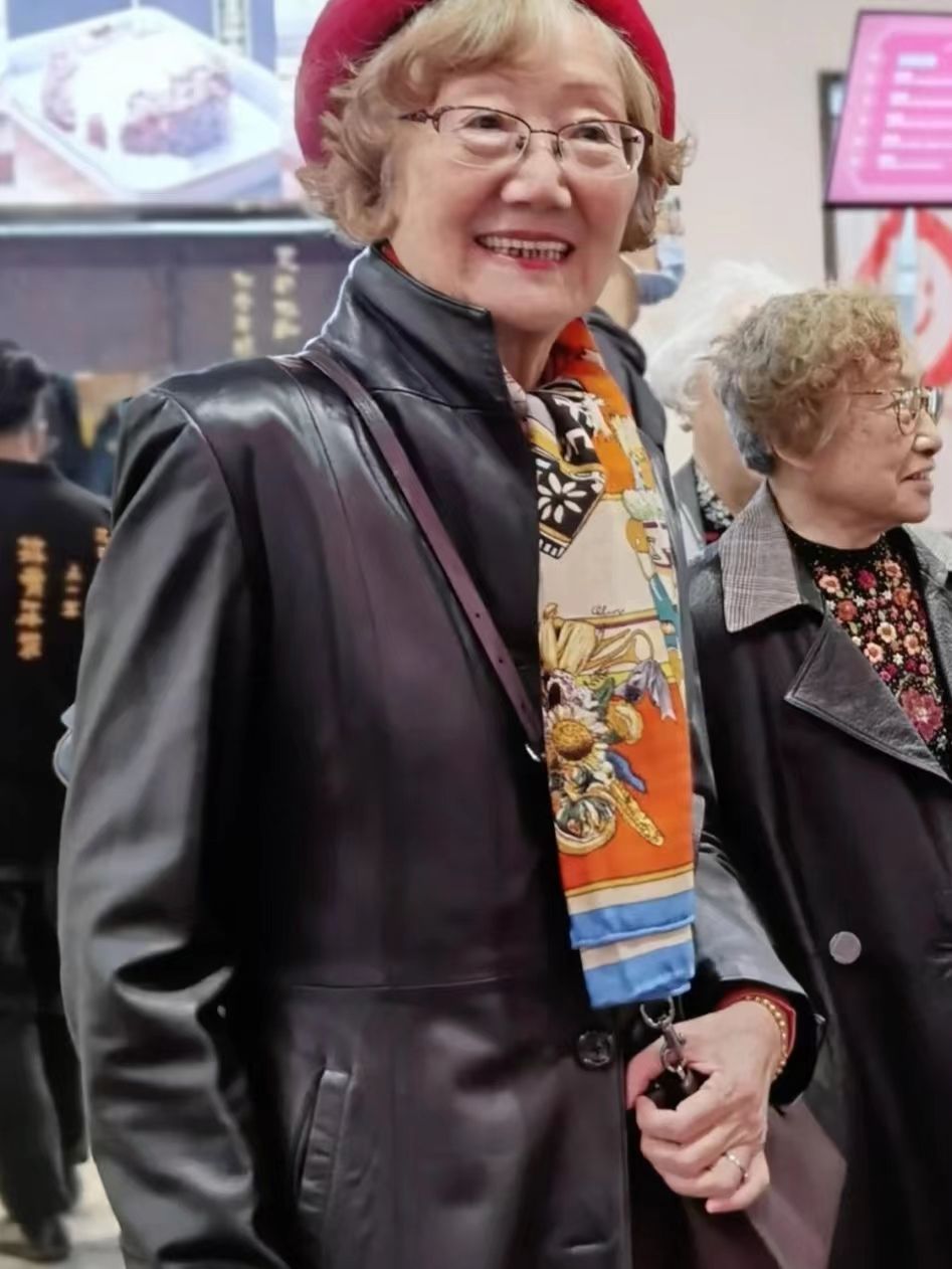 不管男人女人，上了年纪后都要少戴“老年帽”，换成这些会更洋气