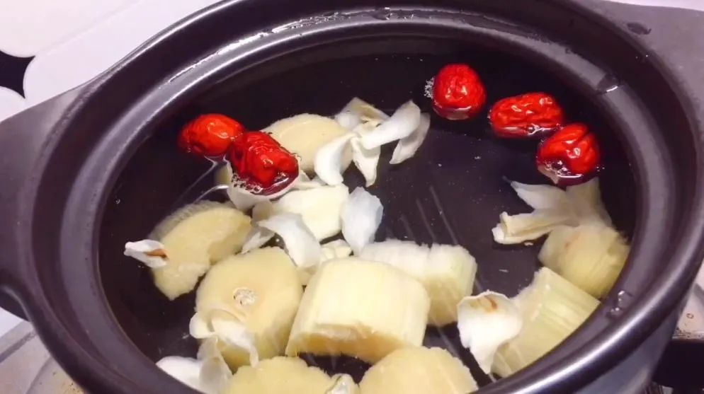 咳嗽最怕这杯茶化痰止咳又润肺,枇杷雪梨冰糖煮水治咳嗽