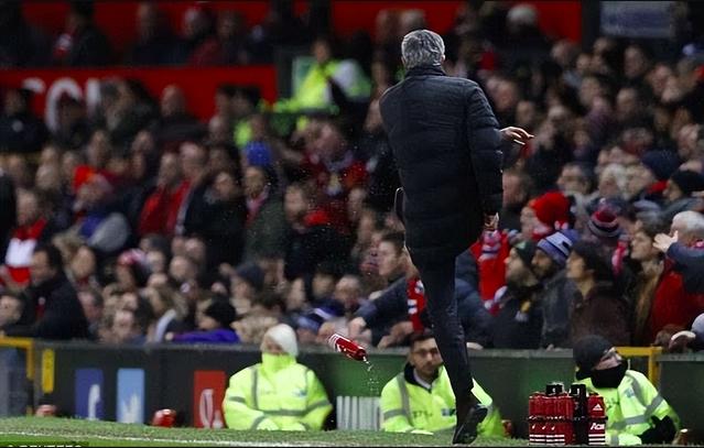 用三千字告诉你，穆里尼奥就是个替补席的熊孩子