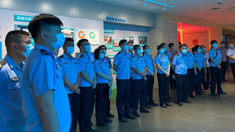 东方公安交警组织99名民辅警赴海口省委*党**校*党**风廉政建设研修基地开展反腐倡廉教育