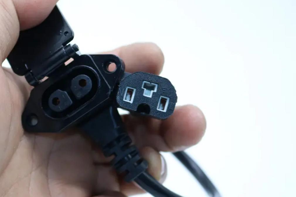 电动车可以一边充电一边开电源吗,电动车充电为什么要先接电池