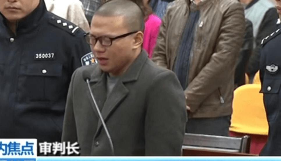 18岁小伙网购24把仿真枪被判无期！哭诉：局长藏20把真枪才判3年