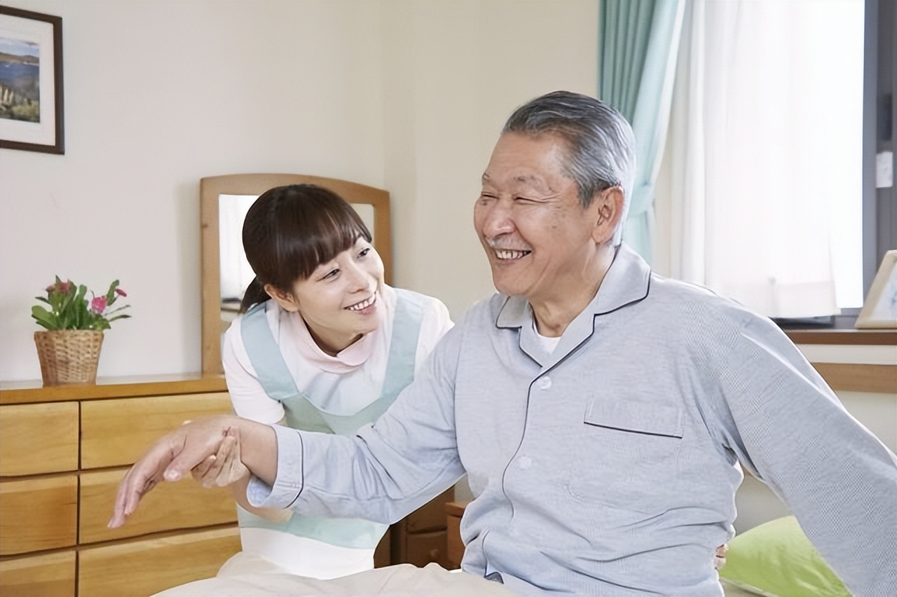 北京大爷当街与女友秀恩爱，两人准备领证结婚，网友：退休金太多